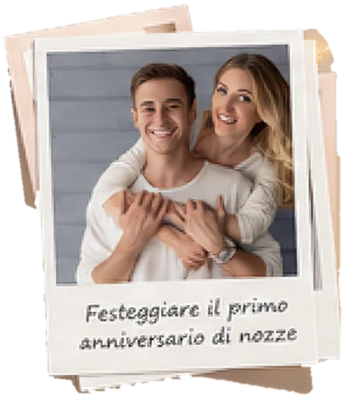 Una fotografia istantanea di una coppia abbracciata, con scritto «Festeggiare il primo anniversario di nozze».